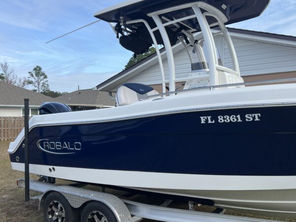 R222 Robalo Center Console