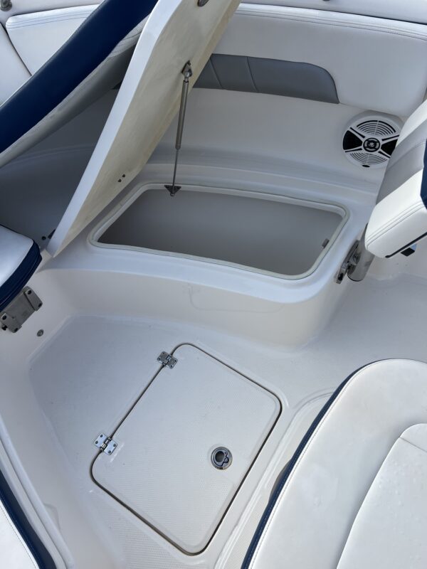 R222 Robalo Center Console - Image 7