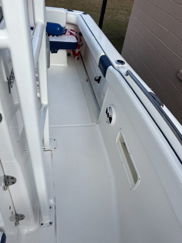 R222 Robalo Center Console - Image 11