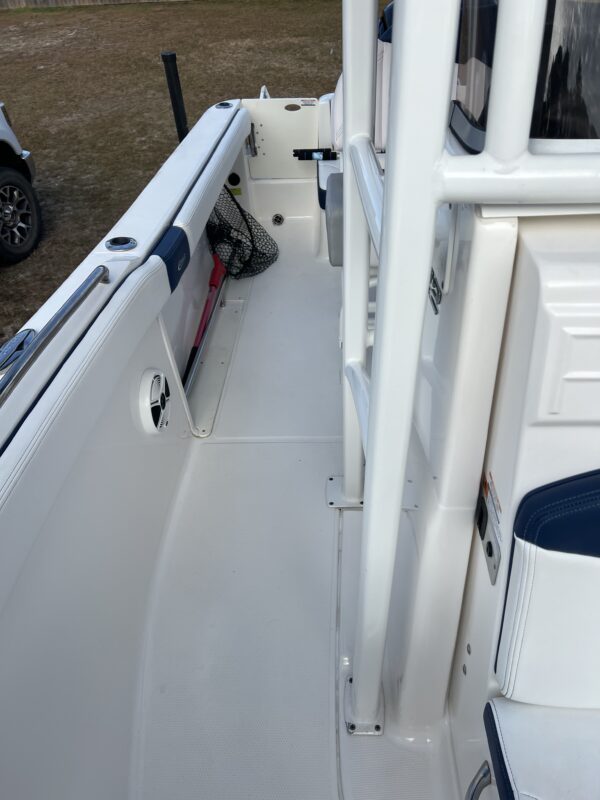 R222 Robalo Center Console - Image 12