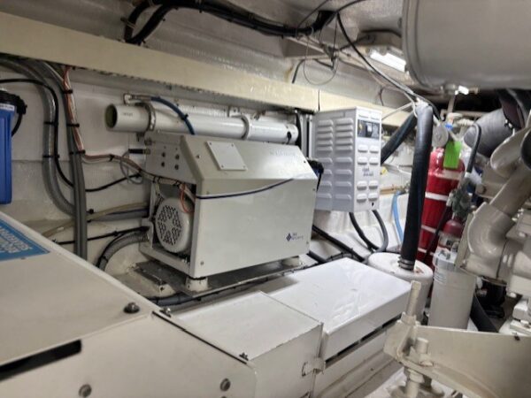 60' HATTERAS 60 CONVERTIBLE 1998 - TAKE A LOOK AT THIS BOAT! - Image 3